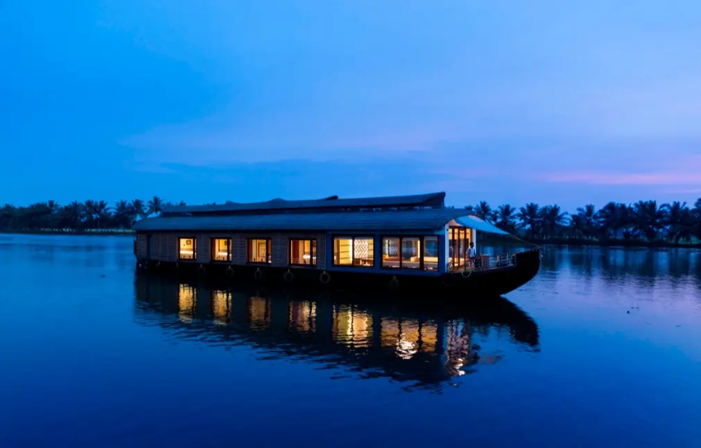 Deluxe Houseboat